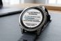 Reloj inteligente Garmin Fénix con un mensaje de aviso sobre un fallo de pantalla reconocido en su esfera.