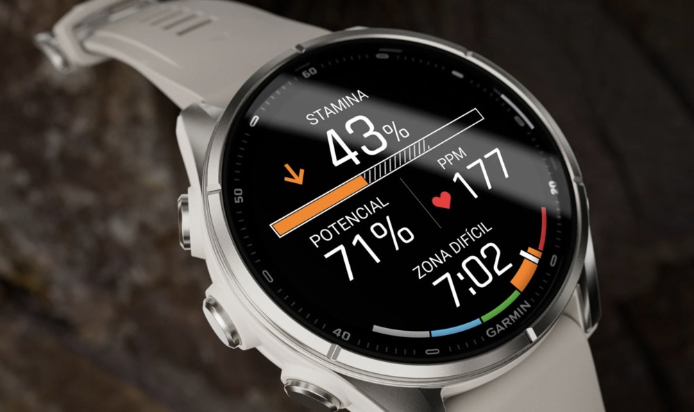 Primer plano de un reloj deportivo Garmin Fenix 9 mostrando métricas de resistencia y frecuencia cardíaca en pantalla.