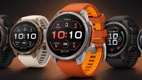 Tres relojes inteligentes Garmin Fenix 9 en diferentes colores con pantallas digitales mostrando métricas deportivas.