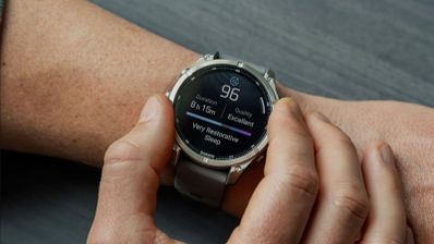 Reloj inteligente Garmin en la muñeca mostrando métricas de calidad del sueño.