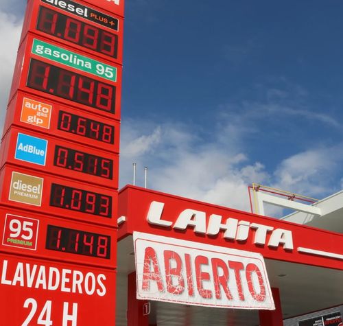 Tótem informativo de una gasolinera Lahita con los precios del combustible y servicios de lavado.