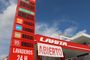 Tótem informativo de una gasolinera Lahita con los precios del combustible y servicios de lavado.