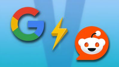 Logotipos de Google y Reddit separados por un rayo amarillo sobre fondo azul.