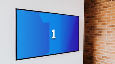 Televisión de pantalla plana colgada en una pared blanca con el logotipo del canal La 1 de TVE.