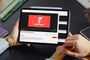 Tableta mostrando la interfaz de YouTube con el logotipo de La Séptima en pantalla.