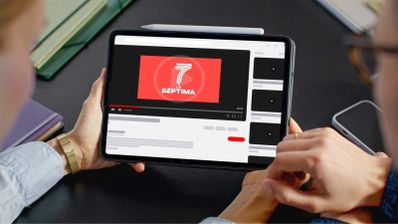Tableta mostrando la interfaz de YouTube con el logotipo de La Séptima en pantalla.