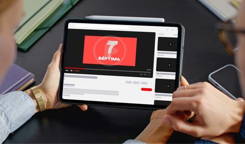 Tableta mostrando la interfaz de YouTube con el logotipo de La Séptima en pantalla.