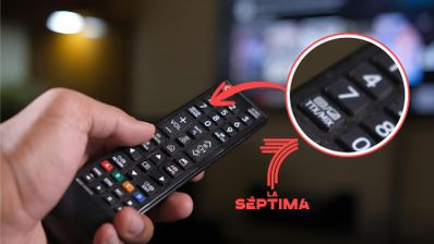 Mano sujetando un mando de televisión con el botón del número siete resaltado junto al logotipo de La Séptima.