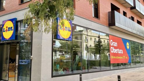 Fachada exterior de un supermercado Lidl con carteles de próxima apertura.