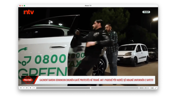 Reproducción de un canal de televisión ntv en un software de vídeo con información sobre protestas en Tirana.