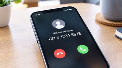 Pantalla de un teléfono inteligente mostrando una llamada entrante con el prefijo +31.
