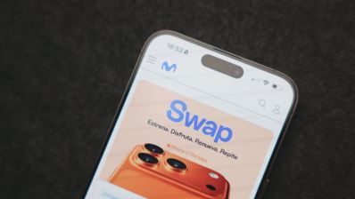 Primer plano de un teléfono móvil mostrando el servicio Swap de Movistar en pantalla.