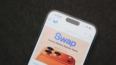 Primer plano de un teléfono móvil mostrando el servicio Swap de Movistar en pantalla.