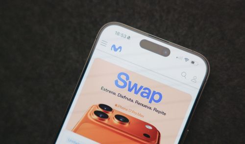 Primer plano de un teléfono móvil mostrando el servicio Swap de Movistar en pantalla.