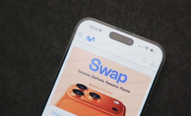 Primer plano de un teléfono móvil mostrando el servicio Swap de Movistar en pantalla.