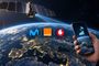 Un satélite en órbita sobre la Tierra emitiendo señal a un teléfono móvil junto a los logotipos de Movistar, Orange y Vodafone.
