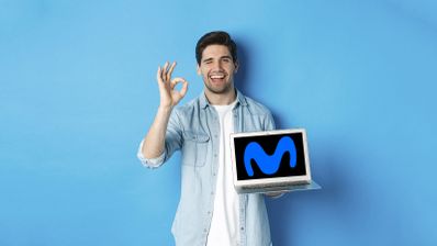 hombre con un PC con el logo de Movistar
