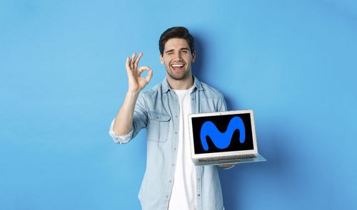 hombre con un PC con el logo de Movistar