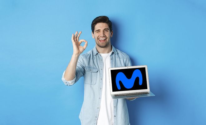 hombre con un PC con el logo de Movistar