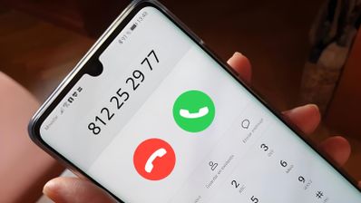Teléfono inteligente mostrando una llamada entrante de un número que empieza por 812.