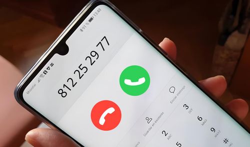 Teléfono inteligente mostrando una llamada entrante de un número que empieza por 812.