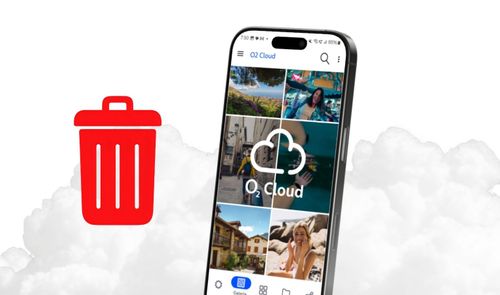 Icono de papelera roja junto a un teléfono móvil que muestra la interfaz de la aplicación O2 Cloud con fotografías.