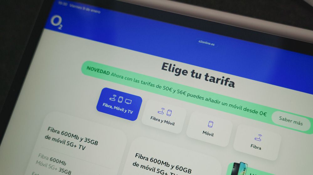 Interfaz de la página web oficial de O2 en una tableta con el selector de tarifas de fibra, móvil y televisión.