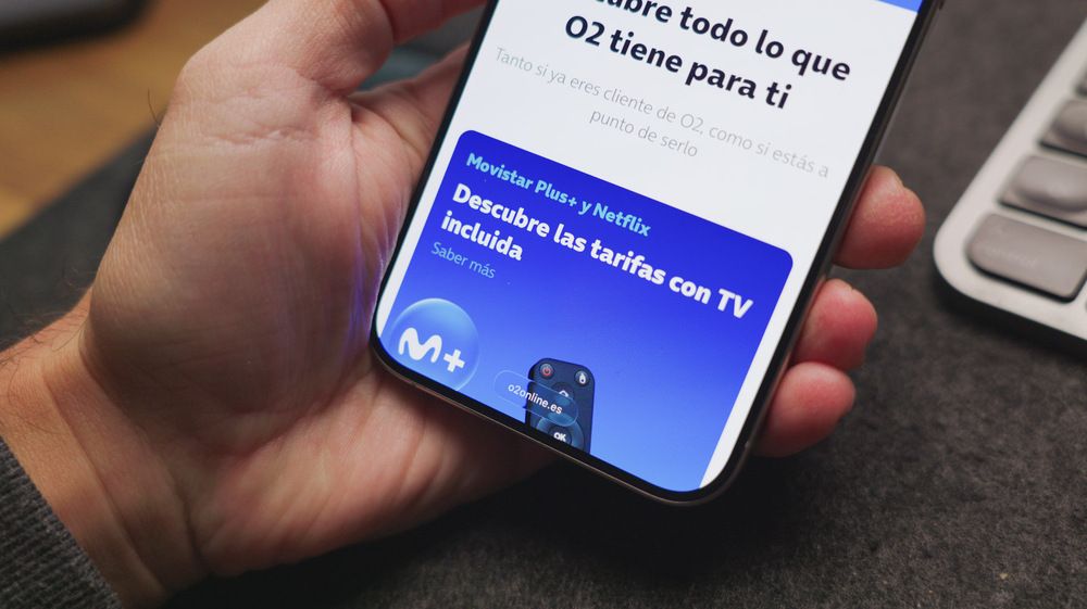Primer plano de un smartphone sostenido con la mano mostrando información sobre tarifas con televisión de O2.