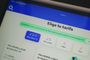 Interfaz de la página web de O2 mostrando opciones de contratación de fibra, móvil y televisión en una tableta.