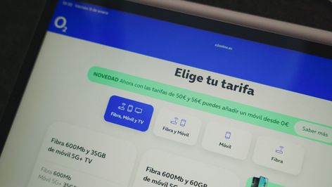 Interfaz de la página web de O2 mostrando opciones de contratación de fibra, móvil y televisión en una tableta.