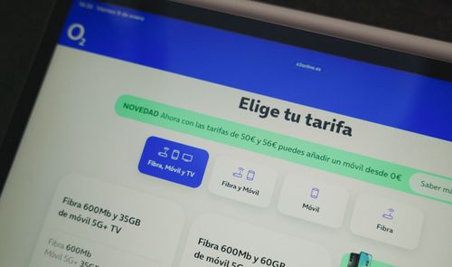 Interfaz de la página web de O2 mostrando opciones de contratación de fibra, móvil y televisión en una tableta.