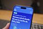 Primer plano de la pantalla de un smartphone con la aplicación oficial de O2 mostrando una oferta de terminales.