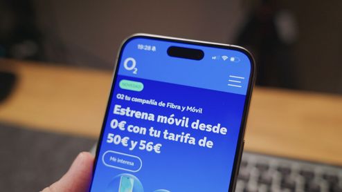 Primer plano de la pantalla de un smartphone con la aplicación oficial de O2 mostrando una oferta de terminales.