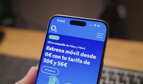 Primer plano de la pantalla de un smartphone con la aplicación oficial de O2 mostrando una oferta de terminales.