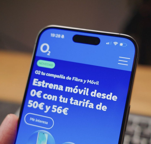 Primer plano de la pantalla de un smartphone con la aplicación oficial de O2 mostrando una oferta de terminales.
