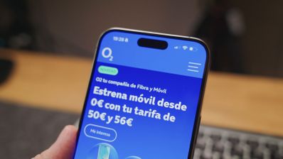 Primer plano de un teléfono móvil mostrando la página web de O2 con ofertas de terminales.