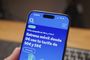 Primer plano de un teléfono móvil mostrando la página web de O2 con ofertas de terminales.