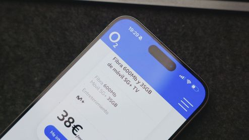 Detalle de la parte superior de un smartphone mostrando la web de O2 con una tarifa de fibra y móvil.