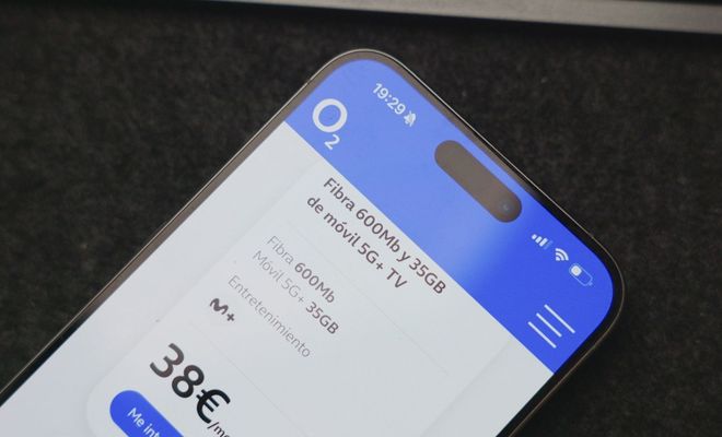 Detalle de la parte superior de un smartphone mostrando la web de O2 con una tarifa de fibra y móvil.