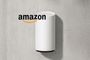 Altavoz inteligente cilíndrico de color blanco junto al logotipo de Amazon sobre una pared de hormigón.