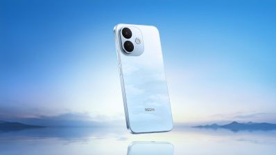 Parte trasera de un teléfono móvil Redmi en color azul claro flotando sobre un paisaje acuático.