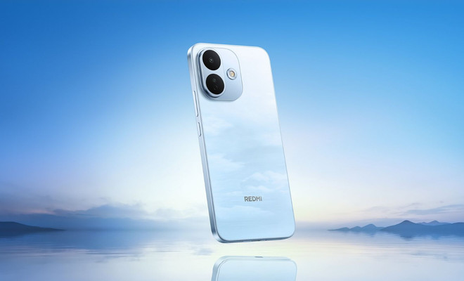 Parte trasera de un teléfono móvil Redmi en color azul claro flotando sobre un paisaje acuático.
