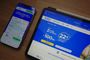 Página web del operador DIGI abierta en un teléfono móvil y una tableta sobre una mesa de madera.