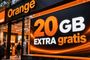 Cartel publicitario en una tienda Orange anunciando una promoción de 20gb extra gratis.