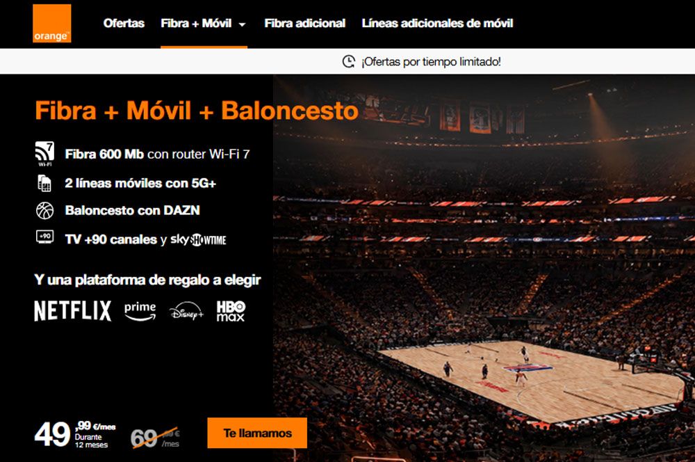 Interfaz de la web de Orange con una promoción de fibra, móvil y baloncesto sobre un fondo de un estadio deportivo.