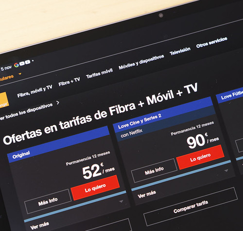 Interfaz de la página web de Orange con ofertas de tarifas combinadas de fibra, móvil y televisión en una tableta.