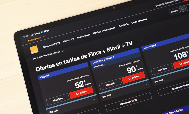 Interfaz de la página web de Orange con ofertas de tarifas combinadas de fibra, móvil y televisión en una tableta.