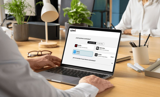 Proceso de contratación de servicios de streaming en la web de Lowi desde un ordenador portátil.