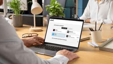 Proceso de contratación de servicios de streaming en la web de Lowi desde un ordenador portátil.
