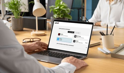 Proceso de contratación de servicios de streaming en la web de Lowi desde un ordenador portátil.